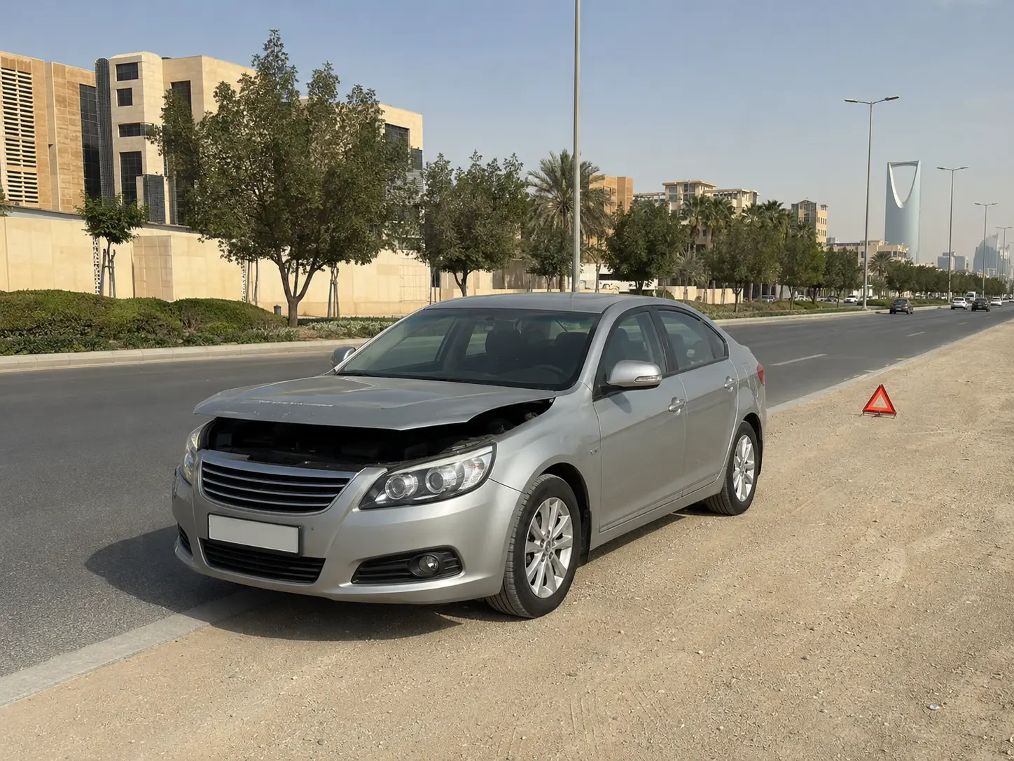 سيارة متوقفة بأمان بسبب عطل على طريق في الرياض